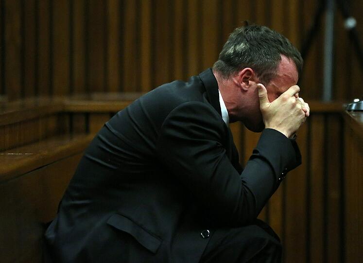 Oscar Pistorius sagt zum ersten Mal aus - unter Tränen. Die Bilder vom Gerichtssaal...