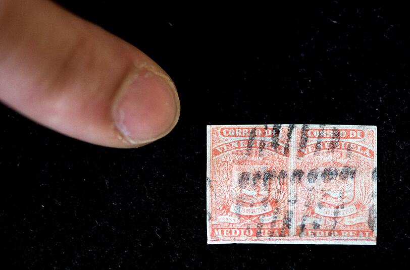 Die Briefmarke "Rote Venezuela" ist äußerst selten. Nur vier Exemplare sind weltweit bekannt. Foto: Axel Heimken