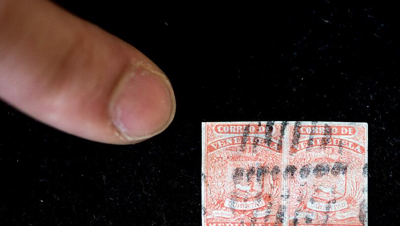 Die Briefmarke "Rote Venezuela" ist äußerst selten. Nur vier Exemplare sind weltweit bekannt. Foto: Axel Heimken Die Briefmarke "Rote Venezuela" ist äußerst selten. Nur vier Exemplare sind weltweit bekannt. Foto: Axel Heimken