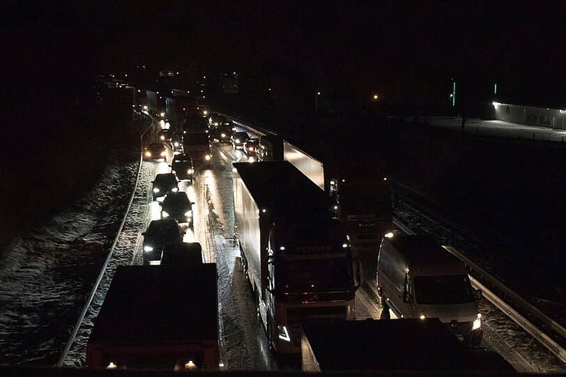Bilder vom Donnerstagabend: Der Verkehr staut sich auf der A8.