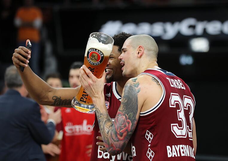 Die Basketballer des FC Bayern feiern ihren ersten Pokalsieg seit einem halben Jahrhundert! Die besten Bilder der feucht-fröhlichen Party...