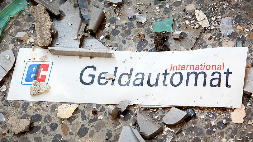 Um an Bargeld zu kommen, sprengen Diebe immer häufiger Geldautomaten. Beim jüngsten Fall in Schlüsselfeld sind die Täter flüchtig (Symbolbild)