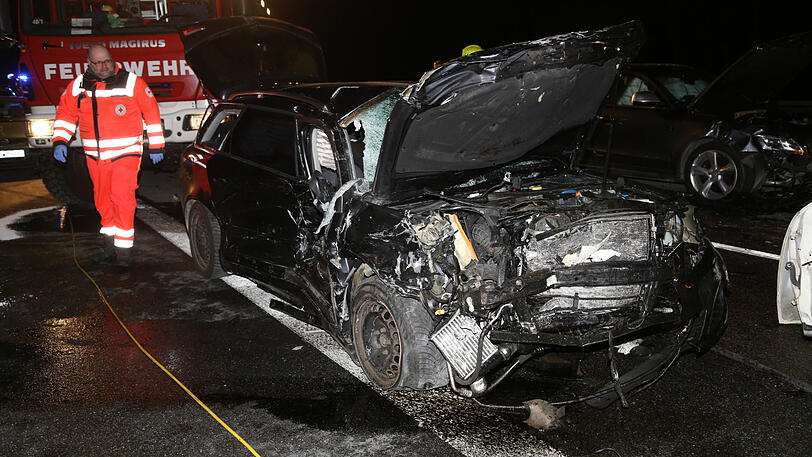 Der weiße Wagen war unbeleuchtet auf dem rechten Fahrstreifen unterwegs. Ein anderer Autofahrer sah ihn zu spät und krachte hinein.