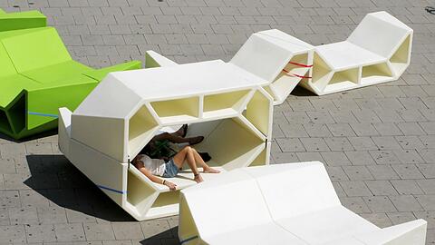 Sexy? Im Museums-Quartier in Wien liegen und sitzen sie im Sommer auf solchen Möbelstücken wie diesem hier in Weiß...