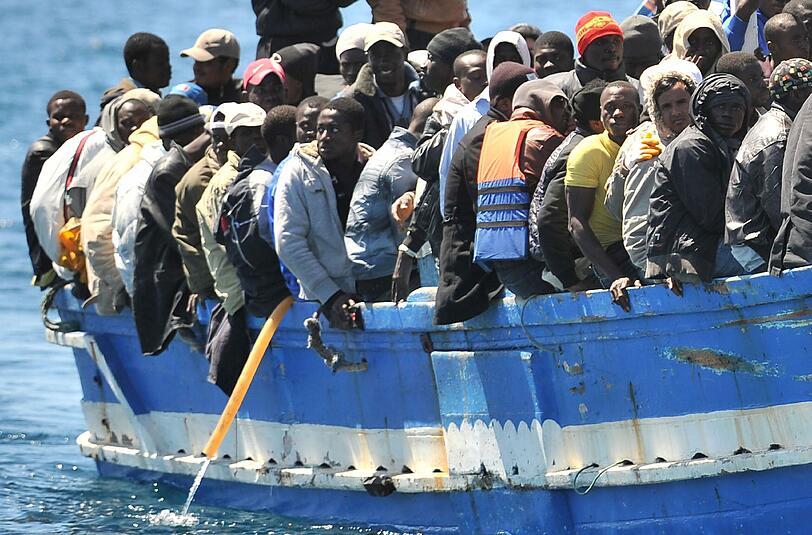 In überfüllten Booten versuchen Flüchtlinge nach Europa zu kommen.