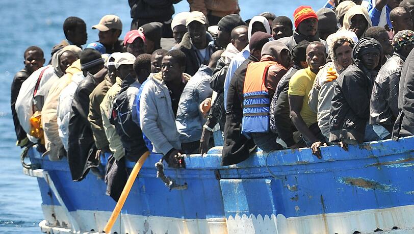 In überfüllten Booten versuchen Flüchtlinge nach Europa zu kommen. In überfüllten Booten versuchen Flüchtlinge nach Europa zu kommen.