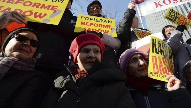 Unterstützer der rechten Regierung Polens halten auf einer Demonstration für eine Justizreform Plakate in die Höhe (Archiv). Unterstützer der rechten Regierung Polens halten auf einer Demonstration für eine Justizreform Plakate in die Höhe (Archiv).