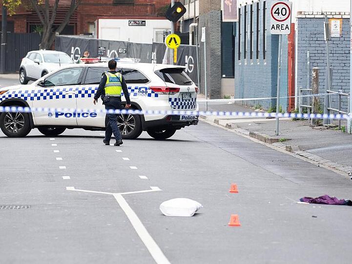 Polizisten sichern den Tatort vor der Disocthek "Love Machine" in Melbourne.