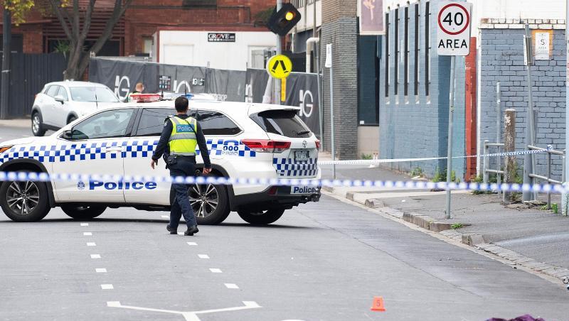 Polizisten sichern den Tatort vor der Disocthek "Love Machine" in Melbourne. Polizisten sichern den Tatort vor der Disocthek "Love Machine" in Melbourne.