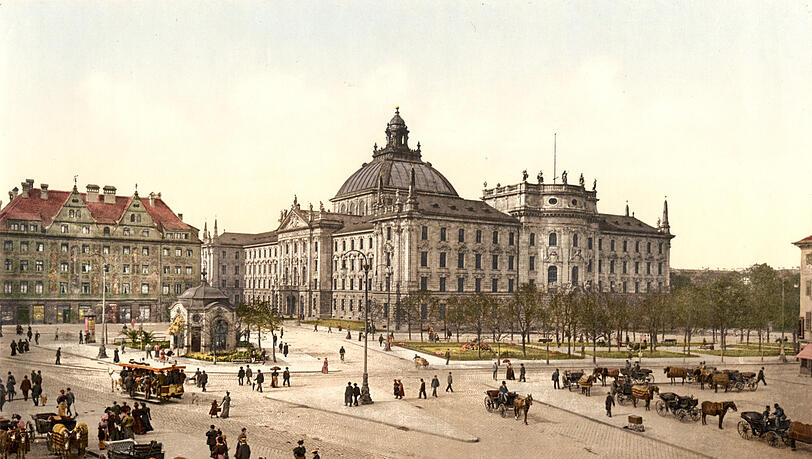 Am Stachus: Der Justizpalast (links davon der alte Königshof) reihte sich früh in die Reihe der Münchner Sehenswürdigkeiten ein.