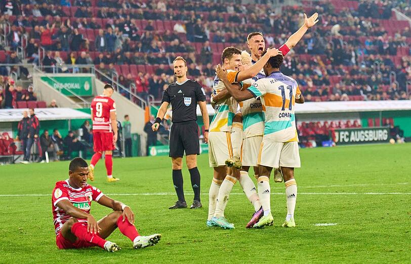 Erleichterung - und Genugtuung! Mit dem Sieg in Augsburg haben sich die Bayern für die Liga-Pleite revanchiert und nach zwei vergeblichen Anläufen auch mal wieder fürs Achtelfinale des DFB-Pokals qualifiziert.