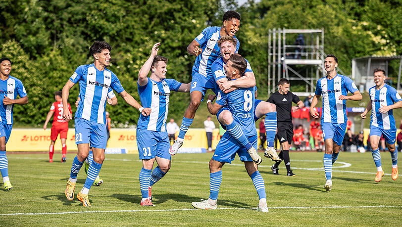 Jubel beim FV Illertissen: Die Spieler des Regionalligisten feiern den Torschützen Maximilian Neuberger, der das letztlich siegbringende 1:0 gegen die SpVgg Unterhaching erzielte.