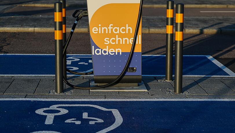 Eine Lades&auml;ule am Flughafen Leipzig/Halle. F&uuml;r Gro&szlig;st&auml;dter ohne eigenen Stellplatz ist das Laden eines E-Autos umst&auml;ndlicher und teurer als f&uuml;r Eigenheimbesitzer. (Symbolbild)