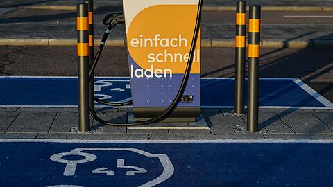 Eine Lades&auml;ule am Flughafen Leipzig/Halle. F&uuml;r Gro&szlig;st&auml;dter ohne eigenen Stellplatz ist das Laden eines E-Autos umst&auml;ndlicher und teurer als f&uuml;r Eigenheimbesitzer. (Symbolbild)