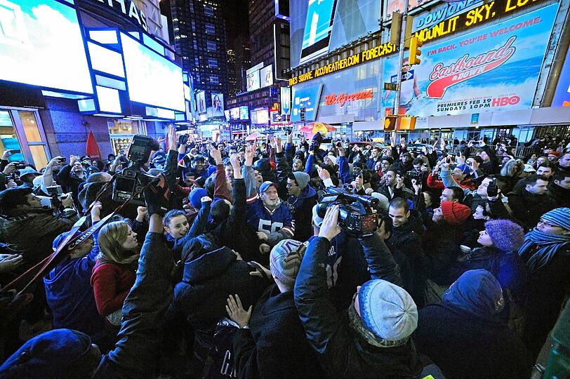 Nicht nur im Stadion, in ganz Amerika und der Welt fieberten die Fans beim sportlichen Ereignis der Superlative mit - am Times Square in New York herrschte nach dem Sieg der Giants absoluter Ausnahmezustand.