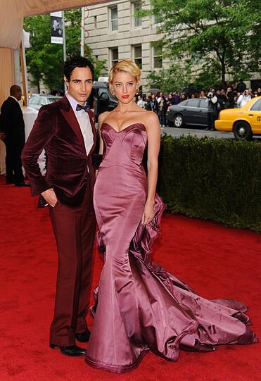 Sänger, Schauspieler, Designer, Stars und Sternchen kamen zur Eröffnung der Ausstellung "Schiaparelli and Prada: Impossible Conversations". Im Bild: Zac Posen und Amber Heard.