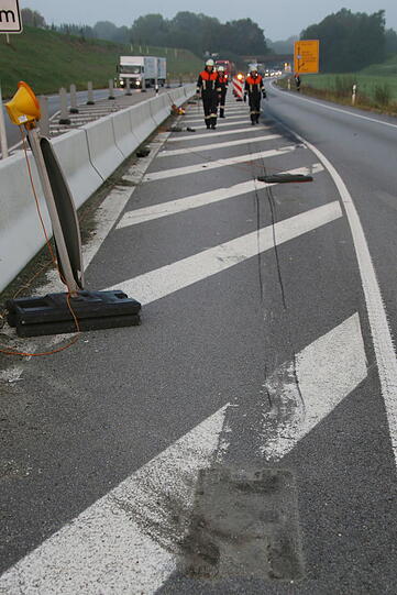 Ölspur auf der A94. Die Bilder vom Feuerwehreinsatz.