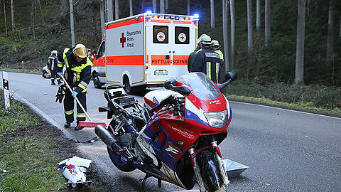 Bilder vom Unfallort in Gars am Inn. Ein Motorradfahrer geriet auf die Gegenfahrbahn und kollidierte mit einem BMW.