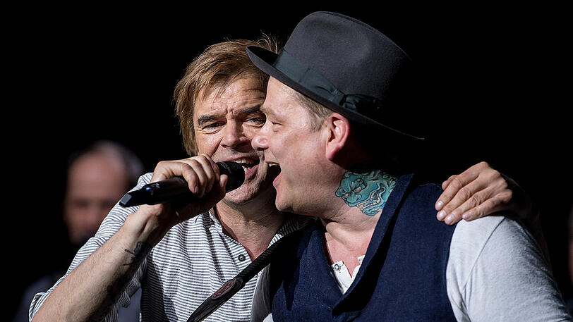 Bilder vom Auftritt der Toten Hosen, gemeinsam mit Gerhard Polt und den Well-Brüdern, in den Münchner Kammerspielen.