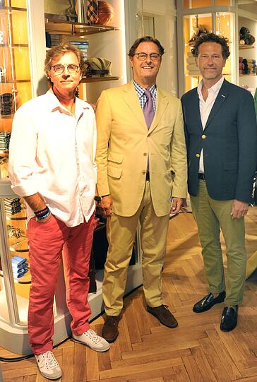 Stolz auf das neue Geschäft: Gant-CEO Dirk-Jan Stoppelenburg (rechts) mit Gant-Deutschlandchef Coen Duetz (Mitte) und Gant-Chairman Jose Luis Duran.