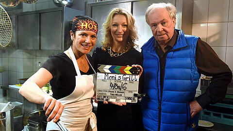Christine Neubauer (l.) und Monika Gruber drehen mit Franz Xaver Bogner derzeit in München die neue BR-Serie "Moni&rsquo;s Grill".