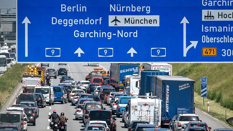 München: Auf der A9 Richtung Nürnberg staut sich nach einem Unfall der Verkehr. (Symbolbild)