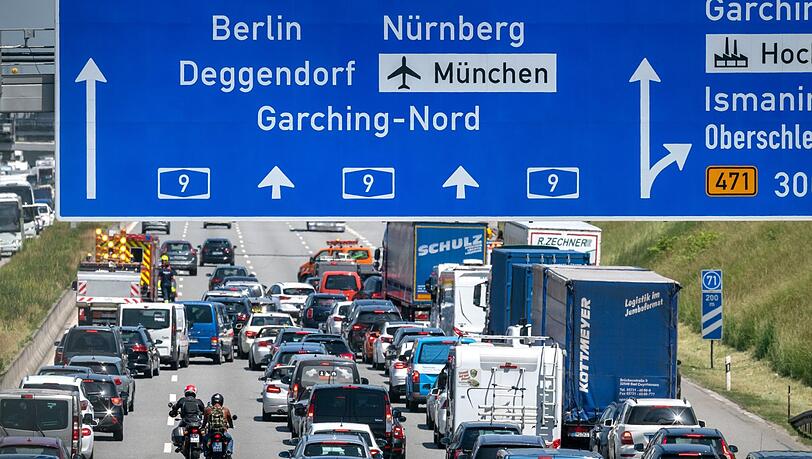 München: Auf der A9 Richtung Nürnberg staut sich nach einem Unfall der Verkehr. (Symbolbild) München: Auf der A9 Richtung Nürnberg staut sich nach einem Unfall der Verkehr. (Symbolbild)