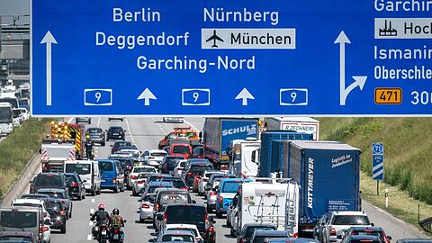 München: Auf der A9 Richtung Nürnberg staut sich nach einem Unfall der Verkehr. (Symbolbild)