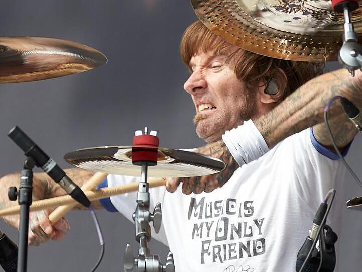 Godsmack-Schlagzeuger Shannon Larkin hängt sich voll rein.