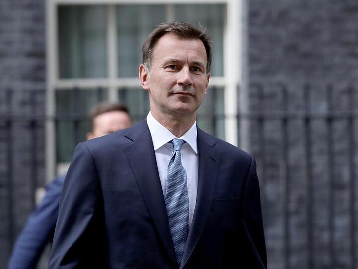 Außenminister Jeremy Hunt verlässt die Downing Street in London. Die britische Regierung prüft eine "Reihe von Optionen".