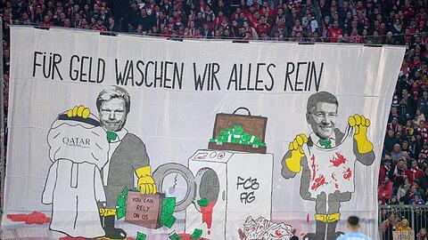 Bayern-Fans bringen beim Spiel gegen Freiburg ihren Protest gegen WM-Gasteber Katar zum Ausdruck.