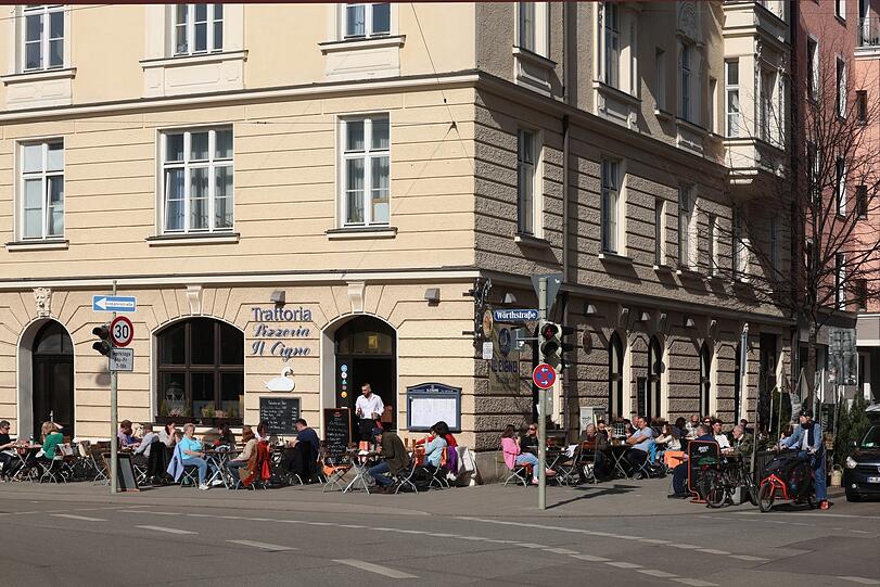 Start Wörthstraße, Ecke Breisacher Straße: Endlich Frühling, endlich wieder draußen sitzen.