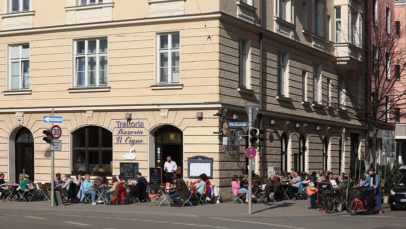 Start Wörthstraße, Ecke Breisacher Straße: Endlich Frühling, endlich wieder draußen sitzen. Start Wörthstraße, Ecke Breisacher Straße: Endlich Frühling, endlich wieder draußen sitzen.