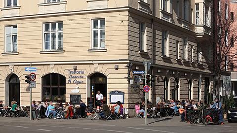 Start Wörthstraße, Ecke Breisacher Straße: Endlich Frühling, endlich wieder draußen sitzen.