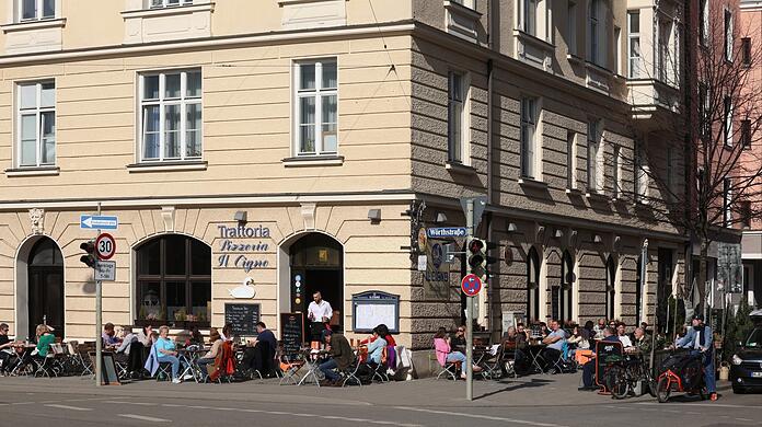 Start Wörthstraße, Ecke Breisacher Straße: Endlich Frühling, endlich wieder draußen sitzen.