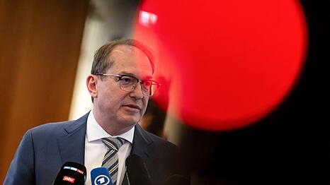 Bleibt bei seinen Bedenken gegen einen AfD-Verbotsantrag: Alexander Dobrindt. (Archivbild)
