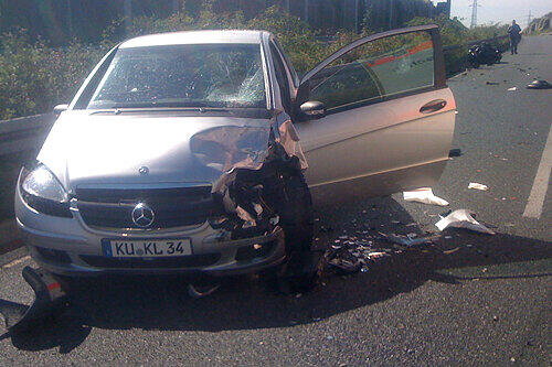 Der Mercedes des Geisterfahrers: Der 75-Jährige wurde bei dem Unfall schwer verletzt.