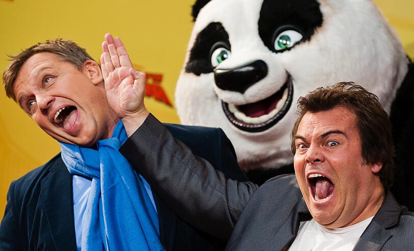 Susan Sideropoulos ist schwanger wie Panda: Auf dem roten Teppich in Berlin präsentiert die Schauspielerin ihren Baby-Bauch. Hape Kerkeling und Jack Black liefern sich einen Kampf für die Fotografen. Die Bilder von der Filpremiere für den Animationsfilm "Kung Fu Panda 2".