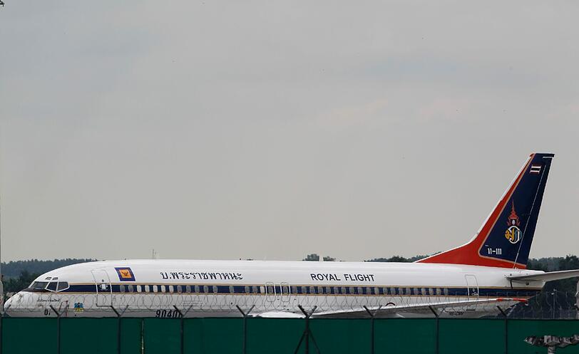 Eine Boeing 737 der Royal Thai Air Force steht am Mittwoch (13.07.11) am Flughafen Muenchen auf dem Rollfeld. Der Insolvenzverwalter des Augsburger Baukonzerns Walter Bau hat zur Eintreibung einer Altforderung das thailaendische Flugzeug festgesetzt.