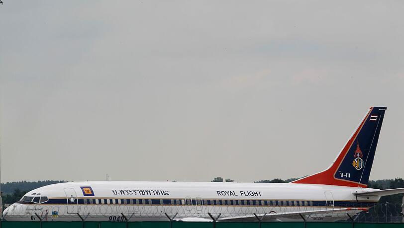 Eine Boeing 737 der Royal Thai Air Force steht am Mittwoch (13.07.11) am Flughafen Muenchen auf dem Rollfeld. Der Insolvenzverwalter des Augsburger Baukonzerns Walter Bau hat zur Eintreibung einer Altforderung das thailaendische Flugzeug festgesetzt. Eine Boeing 737 der Royal Thai Air Force steht am Mittwoch (13.07.11) am Flughafen Muenchen auf dem Rollfeld. Der Insolvenzverwalter des Augsburger Baukonzerns Walter Bau hat zur Eintreibung einer Altforderung das thailaendische Flugzeug festgesetzt.