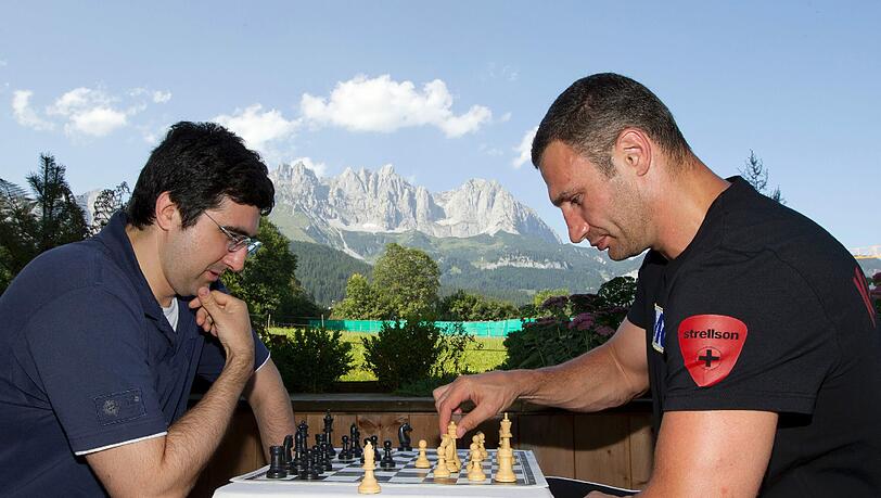 Vitali Klitschko bei seiner Schachpartie gegen Wladimir Kramnik. Vitali Klitschko bei seiner Schachpartie gegen Wladimir Kramnik.