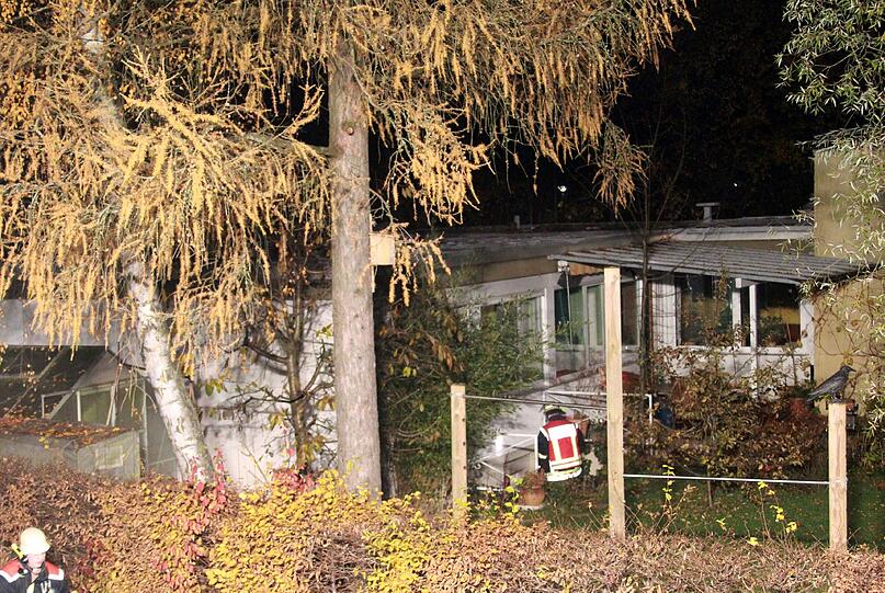 Bei einer Explosion in einem Einfamilienhaus im Münchner Vorort Neubiberg ist ein junger Mann sehr schwer verletzt worden. Der 19-Jährige hielt sich im Keller auf, wo die Explosion stattfand. Außer dem 19-Jährigen waren noch dessen 21-jähriger Bruder und der Großvater im Haus. Die beiden blieben unverletzt. Bilder vom Unglücksort.