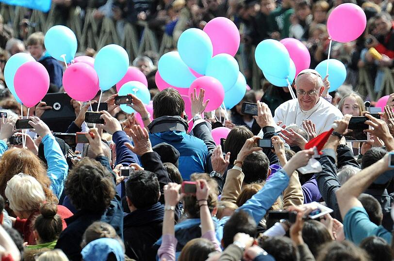 Papst Franziskus nimmt ein Bad in der Menge.
