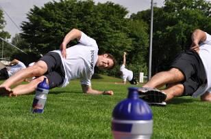 Die Spieler des EHC Red Bull München Joggen durch das Olympiapark-Gelände. "Ja, sie strengen sich richtig an, so wie wir es wollen", sagt Neu-Trainer Pierre Pagé.