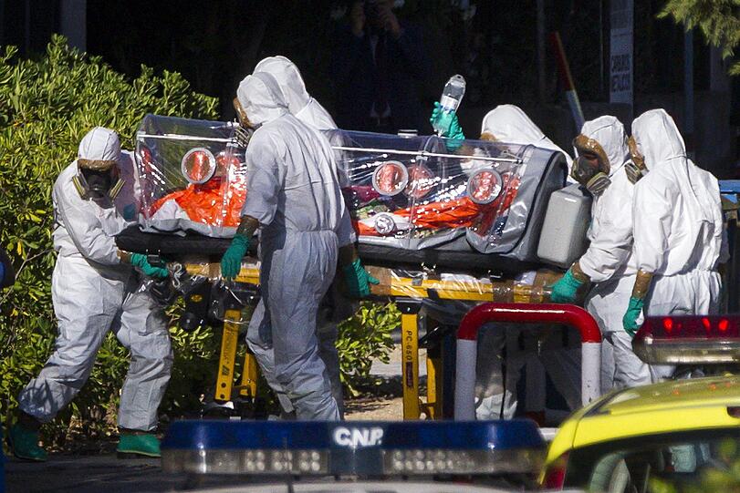 7.8.2014: In einem Hochsicherheitsbehälter wird der Geistliche Miguel Pajares vom Flughafen ins Madrider Krankenhaus gebracht. Der 75-jährige Spanier ist der erste Ebola-Patient in Europa. Er hatte in Liberia bei der Eindämmung der Emola-Epidemie geholfen und sich angesteckt. Am 12. August stirbt Pajares an Ebola.