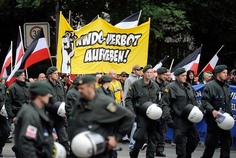 Begleitet von Polizisten demonstrieren Rechtsextreme in Dortmund.