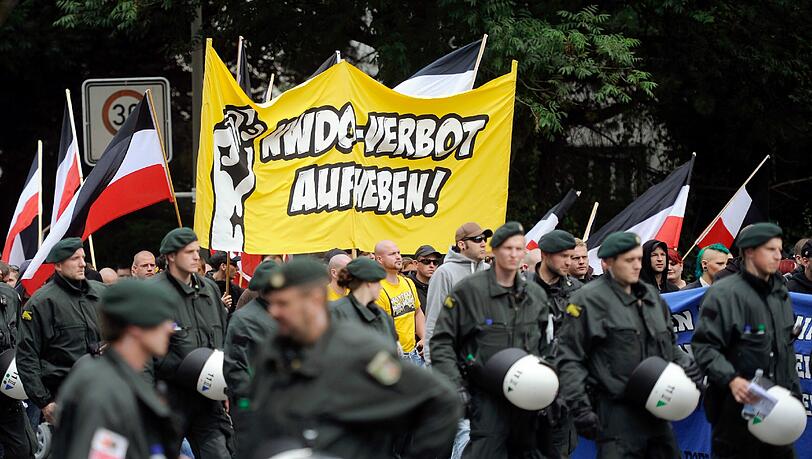 Begleitet von Polizisten demonstrieren Rechtsextreme in Dortmund. Begleitet von Polizisten demonstrieren Rechtsextreme in Dortmund.
