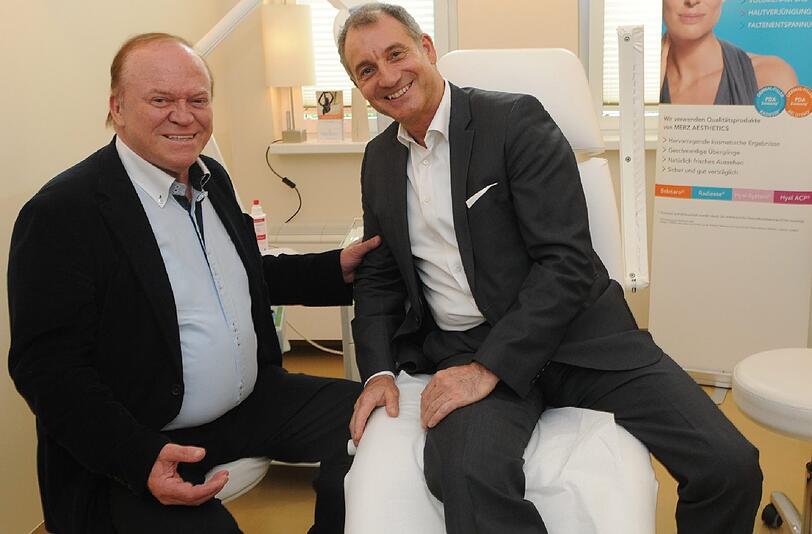 Der Arzt, dem auch die Männer vertrauen: Schönheits-Doc Markus Klöppel (rechts) mit Sterne-Koch Heinz Winkler in der Praxis in Solln.