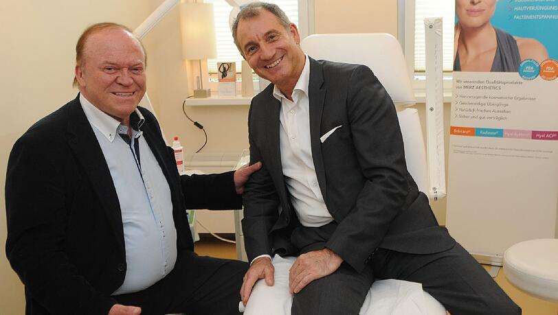 Der Arzt, dem auch die Männer vertrauen: Schönheits-Doc Markus Klöppel (rechts) mit Sterne-Koch Heinz Winkler in der Praxis in Solln. Der Arzt, dem auch die Männer vertrauen: Schönheits-Doc Markus Klöppel (rechts) mit Sterne-Koch Heinz Winkler in der Praxis in Solln.
