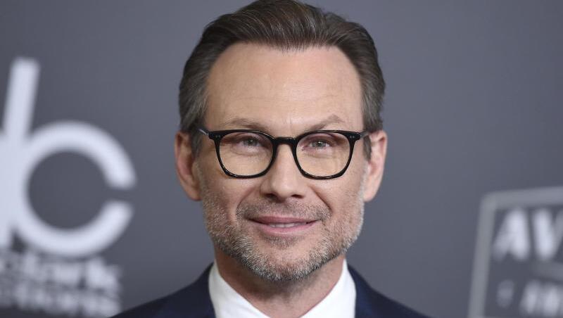 Christian Slater freut sich über ein Mädchen. Christian Slater freut sich über ein Mädchen.